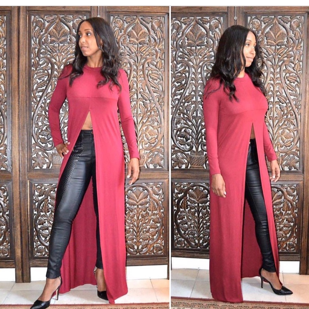 Top in burgundy and black